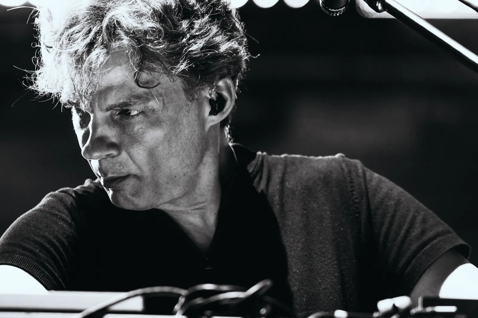 Carlos Trilha at the keyboard during the Legião Urbana Special