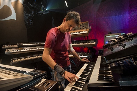 Carlos Trilha ao teclado