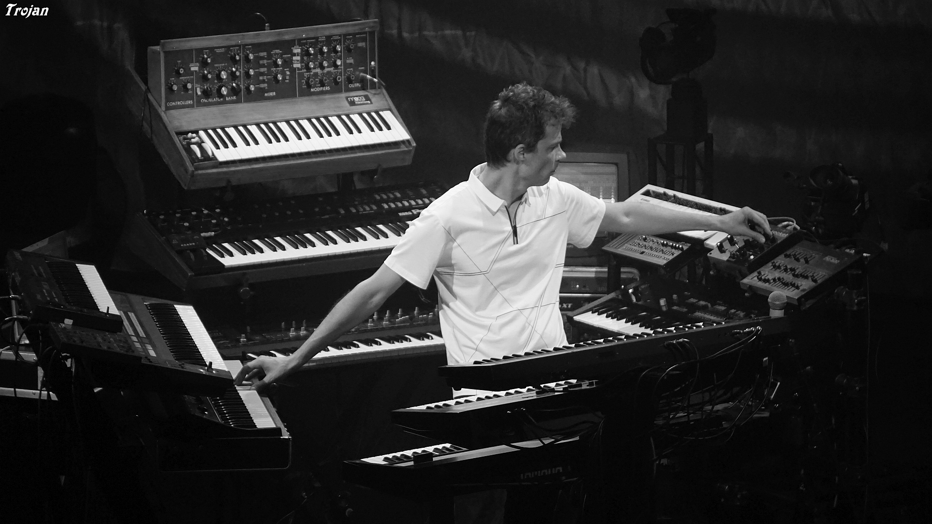 Carlos Trilha no Concerto No.1 para Sintetizadores