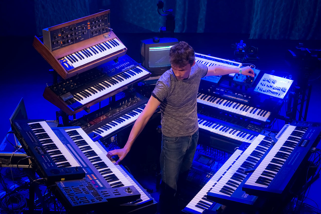 Carlos Trilha ao teclado no Concerto No.1 para Sintetizadores