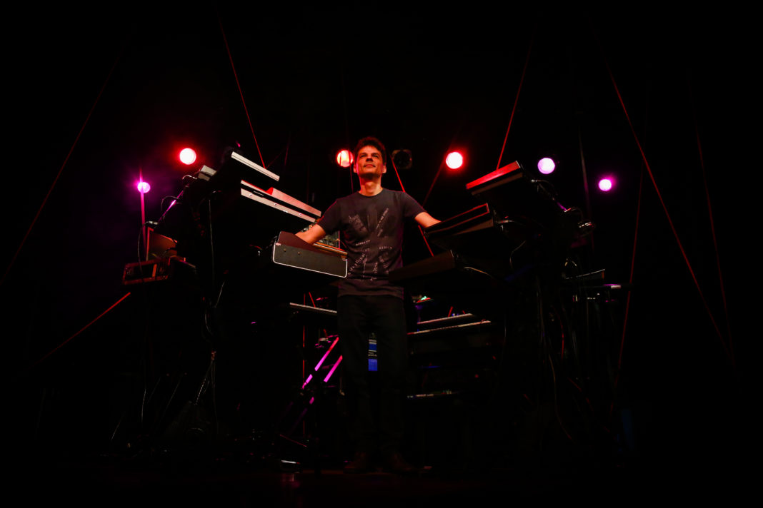 Carlos Trilha no Concerto No.1 para Sintetizadores