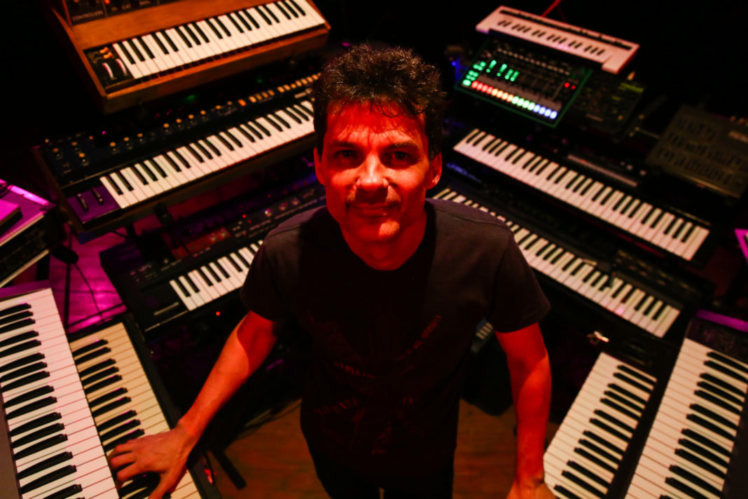 Carlos Trilha no Concerto No.1 para Sintetizadores