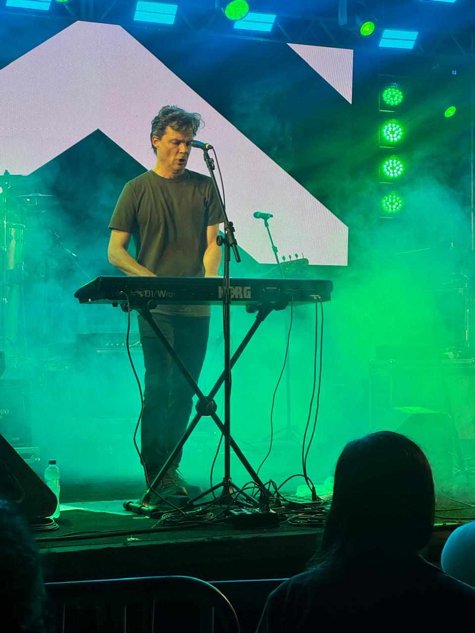 Carlos Trilha cantando ao teclado, Especial Legião Urbana em Laguna