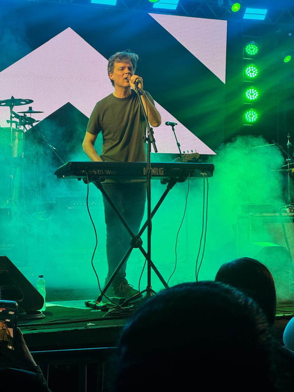 Banda no palco do Especial Legião Urbana em Laguna